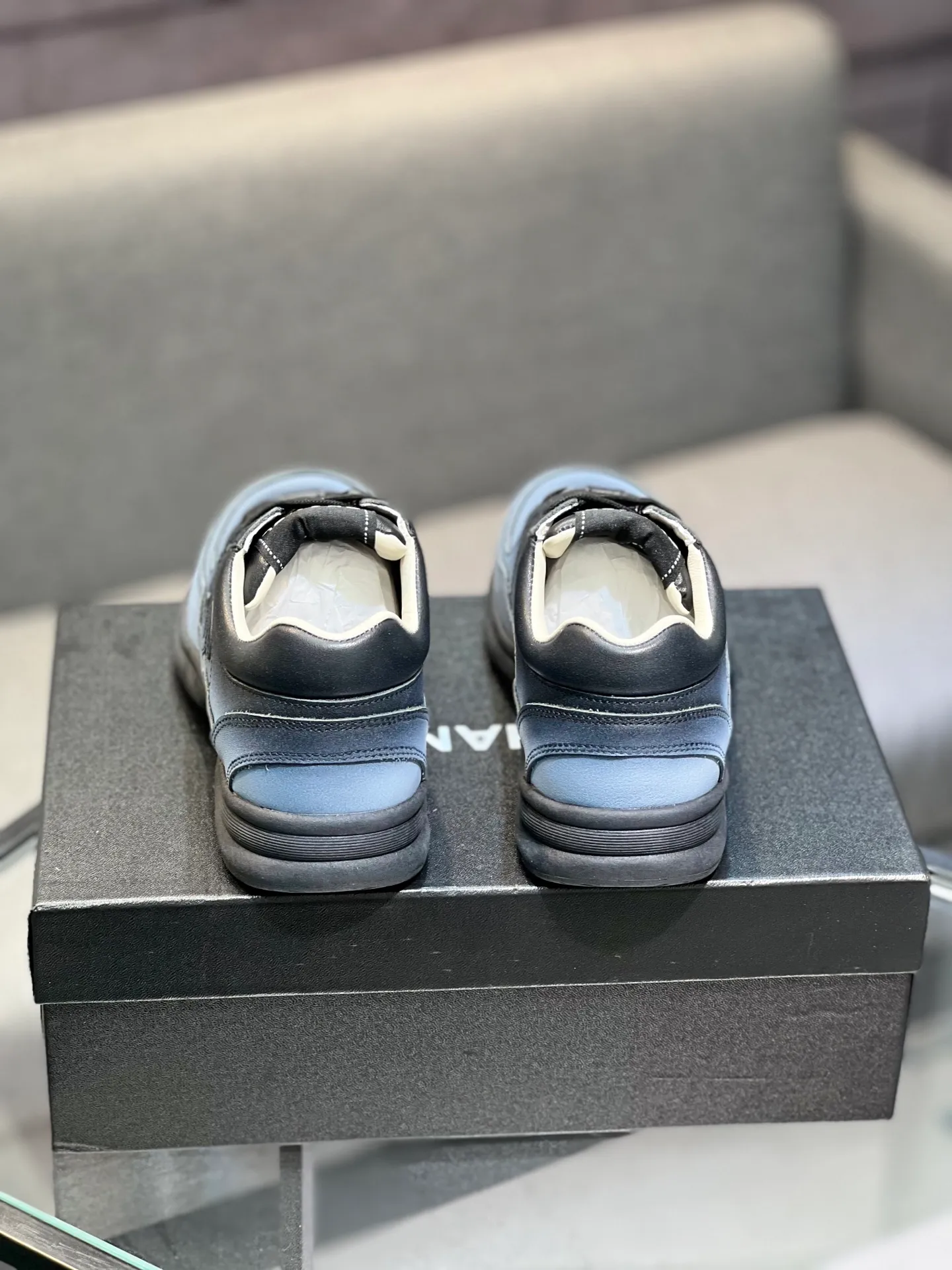 Men's men's shoes 💰660 Exclusive real shot (top version) CHANEL Chanel 2025ss color matching thick-soled casual sports shoes and sneakers. The counter is synchronized. The counter is very popular. A shoe that is very difficult to buy. The most popular thick-soled panda shoes on the Internet. It can be imagined that Xiaoxiang control can't miss it. It has both good looks and comfort. Simple and versatile white shoes. The thick sole increases the height and is super versatile. Close your eyes and wear it. Whoever wears it will look better. Upper: calfskin Lining: imported sheepskin lining Outsole: TPU original outsole Size: 35-44 (customized for women 41 and 40, and 45 for men)